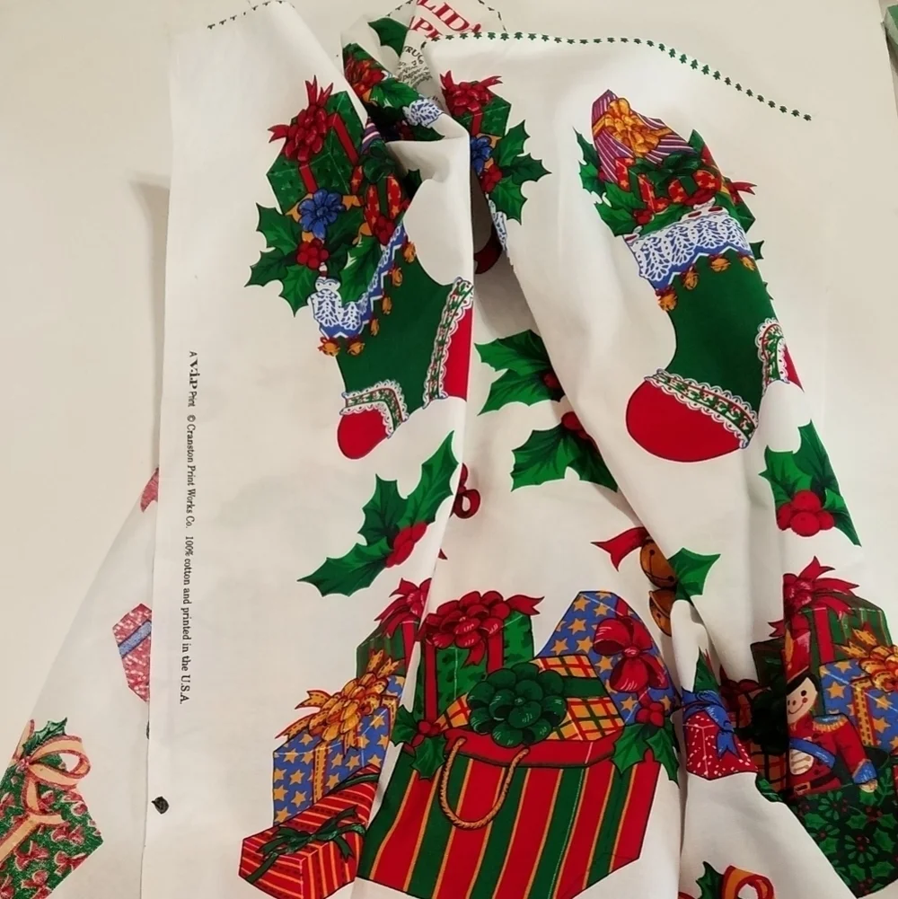 Cranston Print Works Co. Fabric Holiday Gifts Appliques 1 Yard 45